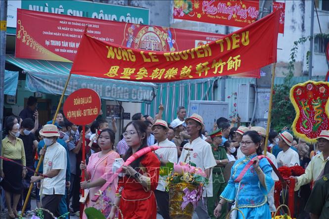 Đoàn diễu hành trên tuyến đường Trần Hưng Đạo (Quận 5). Ảnh: Thu Hương - TTXVN