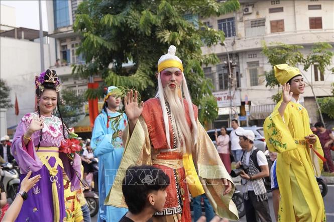 Các diễn viên đều được hóa thân thành một nhân vật Thần tài trong Lễ hội. Ảnh: Thu Hương - TTXVN