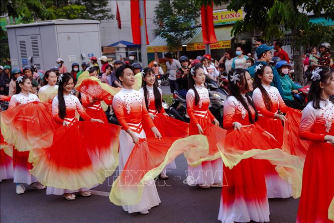 Đoàn diễu hành tại khu vực đường Hải Thượng Lãn Ông (Quận 5). Ảnh: Thu Hương - TTXVN