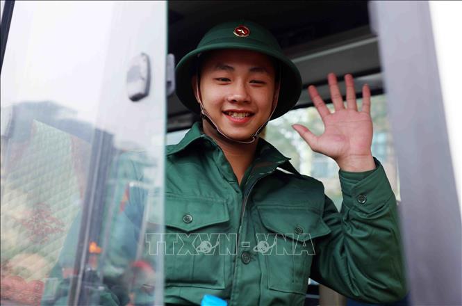 Niềm vui của tân binh lên đường nhập ngũ tại điểm giao, nhận quân Quận Đống Đa, Hà Nội. Ảnh: Phạm Kiên - TTXVN