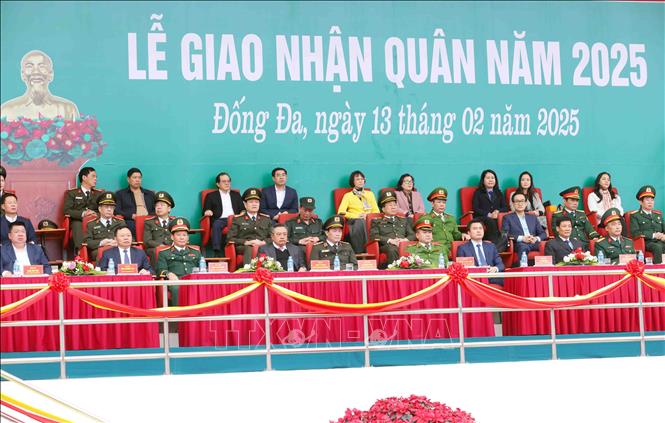 Các đại biểu tham dự lễ giao, nhận quân năm 2025 tại Quận Đống Đa, Hà Nội. Ảnh: Phạm Kiên - TTXVN