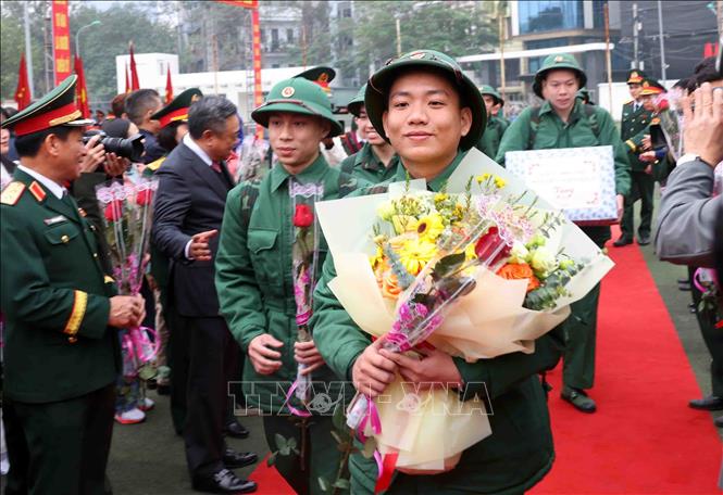 Các tân binh phấn khởi lên đường nhập ngũ tại điểm giao, nhận quân Quận Đống Đa, Hà Nội. Ảnh: Phạm Kiên - TTXVN