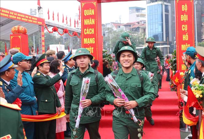 Các tân binh phấn khởi lên đường nhập ngũ tại điểm giao, nhận quân Quận Đống Đa, Hà Nội. Ảnh: Phạm Kiên - TTXVN