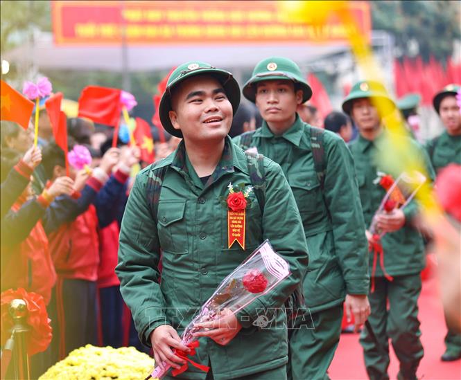 Thanh niên quận Hai Bà Trưng hăng hái lên đường làm nhiệm vụ bảo vệ Tổ quốc. Ảnh: Thanh Tùng - TTXVN