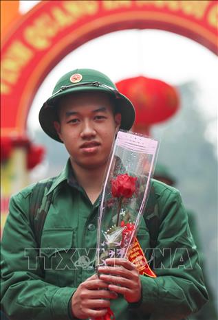 Thanh niên quận Hai Bà Trưng hăng hái lên  đường làm nhiệm vụ bảo vệ Tổ quốc. Ảnh: Thanh Tùng - TTXVN