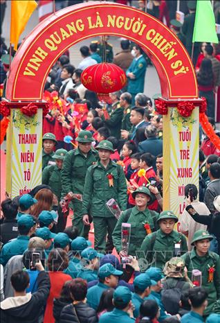 Thanh niên quận Hai Bà Trưng hăng hái lên đường làm nhiệm vụ bảo vệ Tổ quốc. Ảnh: Thanh Tùng - TTXVN