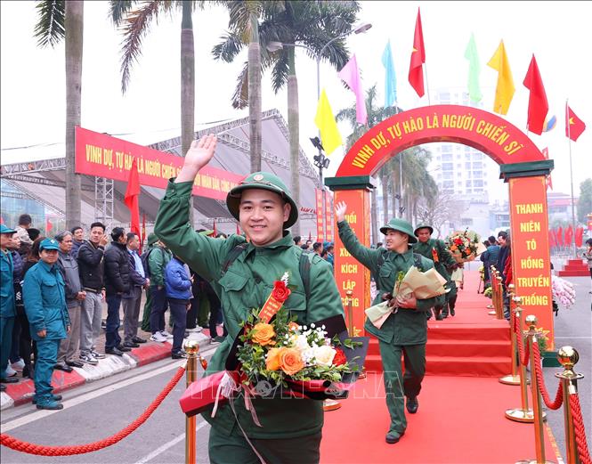 Các tân binh Quận Ba Đình đi qua cổng Vinh quang để lên đường nhập ngũ. Ảnh: Văn Điệp – TTXVN
