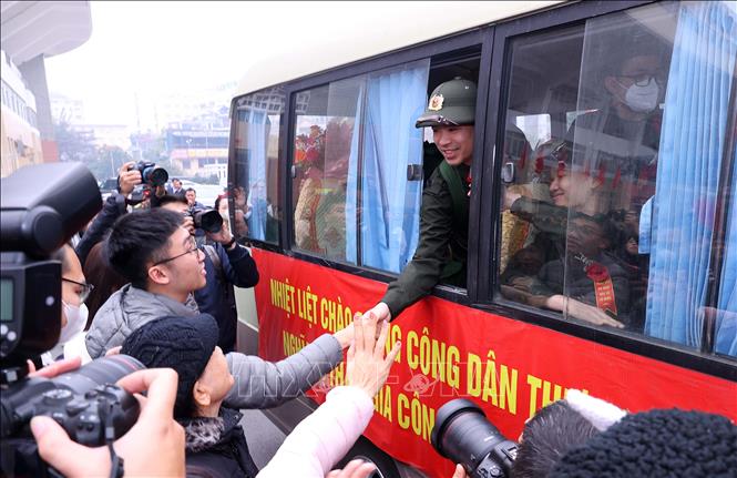 Các tân binh Quận Ba Đình phấn khởi lên đường nhập ngũ. Ảnh: Văn Điệp – TTXVN