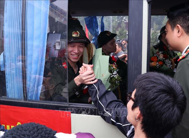 Các tân binh Quận Ba Đình phấn khởi lên đường nhập ngũ. Ảnh: Văn Điệp – TTXVN