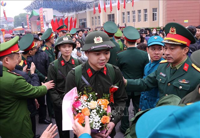 Các tân binh Quận Ba Đình lên đường nhập ngũ. Ảnh: Văn Điệp – TTXVN