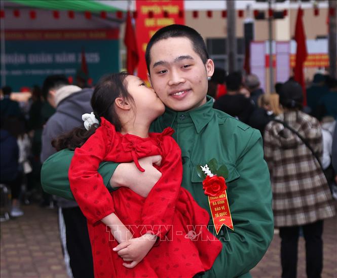 Em gái tiễn anh trai tại Lễ giao nhận quân Quận Ba Đình. Ảnh: Văn Điệp - TTXVN