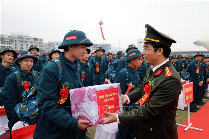Đại tá Trần Văn Phúc, Giám đốc Công an tỉnh Quảng Ninh động viên các tân binh lên đường nhập ngũ. Ảnh: Đức Hiếu - TTXVN