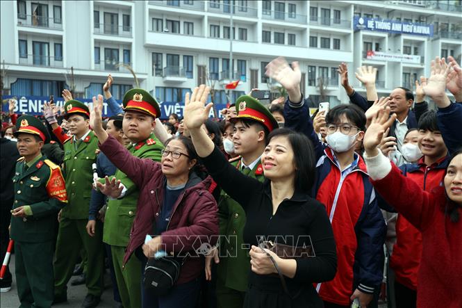 Thân nhân tiễn các tân binh lên đường nhập ngũ tại thành phố Hạ Long, Quảng Ninh. Ảnh: Đức Hiếu - TTXVN