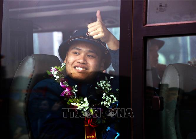 Các tân binh thành phố Hạ Long lên đường nhập ngũ. Ảnh: Đức Hiếu - TTXVN