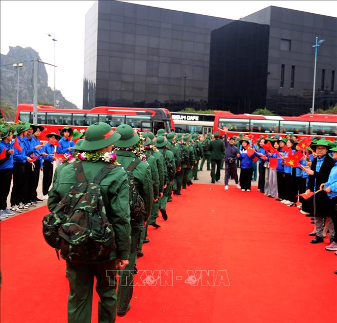 Các tân binh thành phố Hạ Long lên đường nhập ngũ. Ảnh: Đức Hiếu - TTXVN
