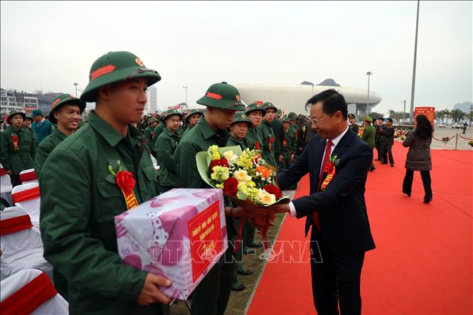 Lãnh đạo tỉnh Quảng Ninh động viên các tân binh lên đường nhập ngũ. Ảnh: Đức Hiếu - TTXVN
