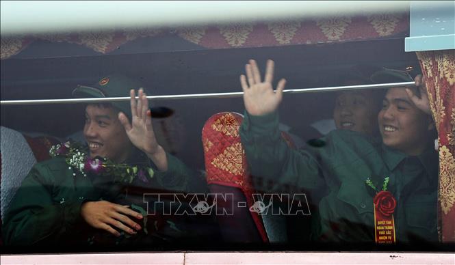 Các tân binh thành phố Hạ Long lên đường nhập ngũ. Ảnh: Đức Hiếu - TTXVN