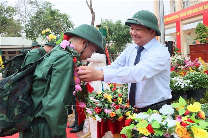 Phó Chủ tịch UBND tỉnh Bình Phước Trần Văn Mi tặng hoa, động viên các tân binh. Ảnh: Đậu Tất Thành – TTXVN