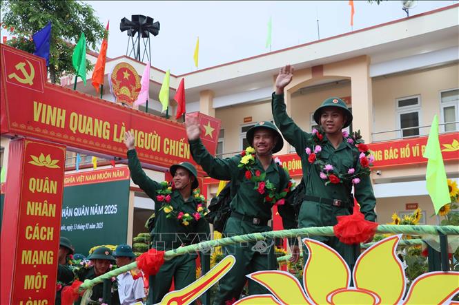 Các tân binh lên đường thực hiện nghĩa vụ quân sự. Ảnh: Đậu Tất Thành – TTXVN

