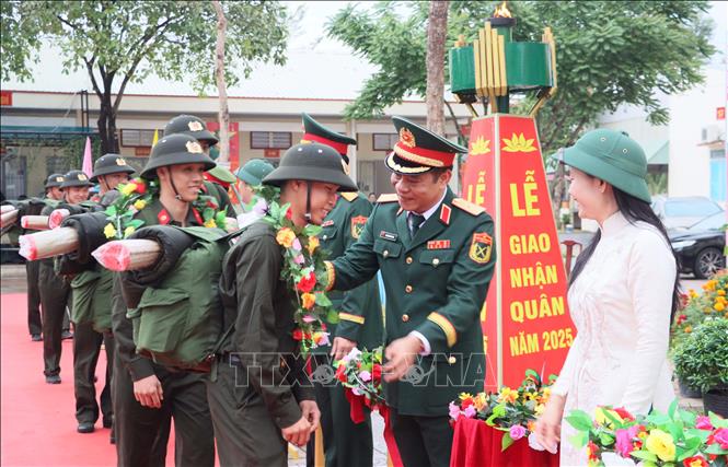 Thiếu tướng Hoàng Đình Chung, Chủ nhiệm Chính trị Quân khu 7, động viên các tân binh lên đường nhập ngũ. Ảnh: Đậu Tất Thành – TTXVN 
