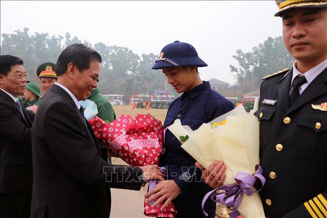 Ông Nguyễn Văn Tùng, Chủ tịch UBND thành phố Hải Phòng, tặng hoa các tân binh. Ảnh: Hoàng Ngọc - TTXVN