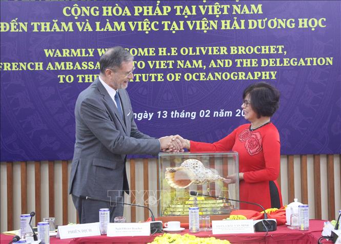 PGS. TS Đào Việt Hà (phải), Viện trưởng Viện Hải dương học tặng quà lưu niệm cho Ngài Olivier Brochet, Đại sứ đặc mệnh toàn quyền Cộng hòa Pháp tại Việt Nam. Ảnh: Phan Sáu - TTXVN