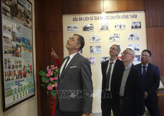 Ngài Đại sứ Olivier Brochet và đoàn công tác tham quan Viện Hải dương học. Ảnh: Phan Sáu - TTXVN