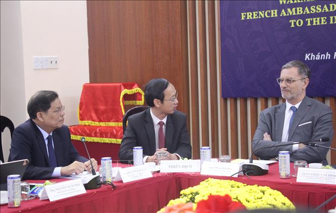 Ngài Olivier Brochet, Đại sứ đặc mệnh toàn quyền Cộng hòa Pháp tại Việt Nam nghe và trao đổi với Chủ tịch UBND tỉnh Khánh Hòa Nguyễn Tấn Tuân (trái). Ảnh: Phan Sáu - TTXVN