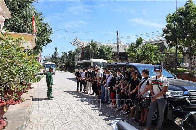 Các nghi phạm được di lý về Đồn Biên phòng Mộc Bài (Tây Ninh). Ảnh: TTXVN phát
