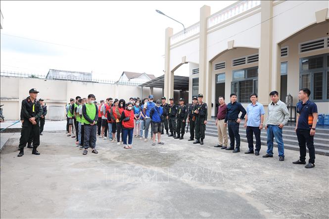 Các nghi phạm được dẫn giải về trụ sở Phòng cảnh sát hình sự (Công an tỉnh Tây Ninh). Ảnh: TTXVN phát