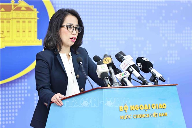 Người phát ngôn Bộ Ngoại giao Phạm Thu Hằng chủ trì họp báo. Ảnh: Minh Đức - TTXVN