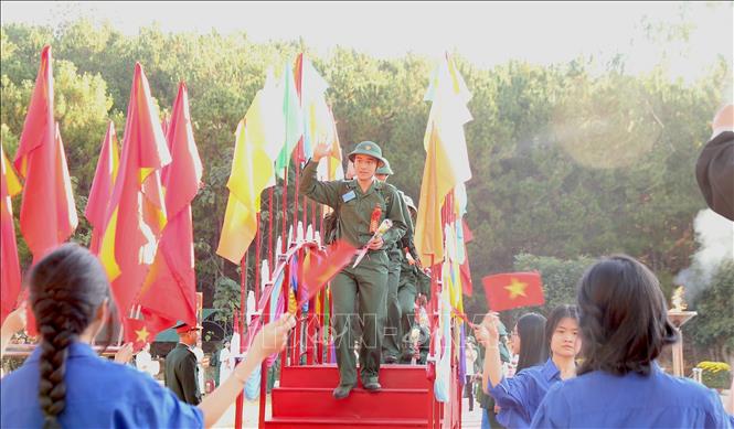 Những thanh niên lên đường nhập ngũ quyết tâm cao hoàn thành tốt công tác huấn luyện. Ảnh: Quang Thái-TTXVN