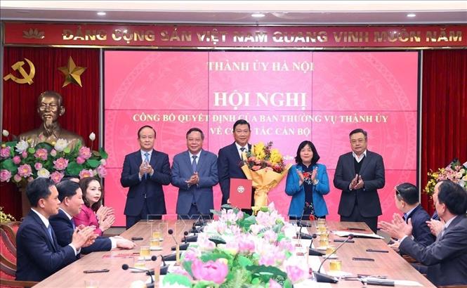 Bí thư Thành uỷ Hà Nội Bùi Thị Minh Hoài cùng các đồng chí lãnh đạo Thành phố chúc mừng đồng chí Đỗ Anh Tuấn (sinh năm 1971), Ủy viên Ban Thường vụ Thành ủy, Trưởng ban Dân vận Thành ủy giữ chức Trưởng ban Nội chính Thành ủy. Ảnh: Văn Điệp - TTXVN