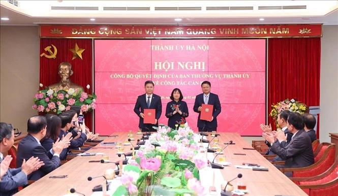 Bí thư Thành uỷ Hà Nội Bùi Thị Minh Hoài trao quyết định cho đồng chí Vũ Đức Bảo (phải), Ủy viên Ban Thường vụ Thành uỷ, Trưởng ban Ban Tổ chức Thành uỷ nhiệm kỳ 2020 – 2025 được nghỉ hưu trước tuổi kể từ ngày 15/2/2025 và đồng chí Hà Minh Hải, Thành uỷ viên, Phó Chủ tịch UBND TP Hà Nội nhiệm kỳ 2021 – 2026 giữ chức vụ Trưởng ban Tổ chức Thành uỷ nhiệm kỳ 2020 – 2025 kể từ ngày 15/2/2025. Ảnh: Văn Điệp - TTXVN