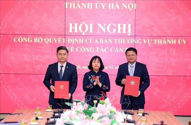 Bí thư Thành uỷ Hà Nội Bùi Thị Minh Hoài trao quyết định cho đồng chí Vũ Đức Bảo (phải), Ủy viên Ban Thường vụ Thành uỷ, Trưởng ban Ban Tổ chức Thành uỷ nhiệm kỳ 2020 – 2025 được nghỉ hưu trước tuổi kể từ ngày 15/2/2025 và đồng chí Hà Minh Hải, Thành uỷ viên, Phó Chủ tịch UBND TP Hà Nội nhiệm kỳ 2021 – 2026 giữ chức vụ Trưởng ban Tổ chức Thành uỷ nhiệm kỳ 2020 – 2025 kể từ ngày 15/2/2025. Ảnh: Văn Điệp - TTXVN