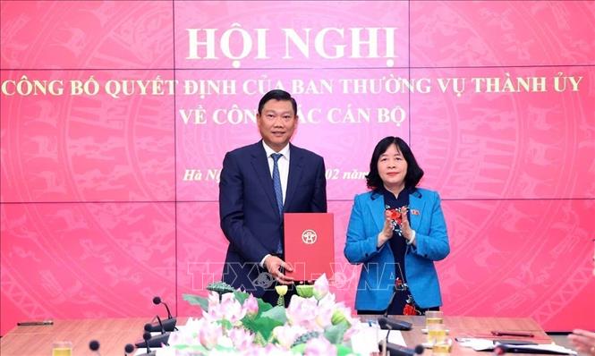 Bí thư Thành uỷ Hà Nội Bùi Thị Minh Hoài trao quyết định cho đồng chí Đỗ Anh Tuấn (sinh năm 1971), Ủy viên Ban Thường vụ Thành ủy, Trưởng ban Dân vận Thành ủy giữ chức Trưởng ban Nội chính Thành ủy. Ảnh: Văn Điệp - TTXVN