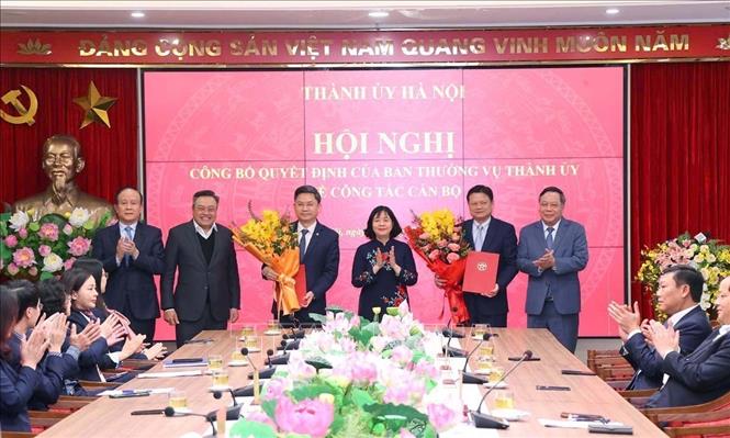Bí thư Thành uỷ Hà Nội Bùi Thị Minh Hoài trao quyết định cho đồng chí Vũ Đức Bảo (phải), Ủy viên Ban Thường vụ Thành uỷ, Trưởng ban Ban Tổ chức Thành uỷ nhiệm kỳ 2020 – 2025 được nghỉ hưu trước tuổi kể từ ngày 15/2/2025 và đồng chí Hà Minh Hải, Thành uỷ viên, Phó Chủ tịch UBND TP Hà Nội nhiệm kỳ 2021 – 2026 giữ chức vụ Trưởng ban Tổ chức Thành uỷ nhiệm kỳ 2020 – 2025 kể từ ngày 15/2/2025. Ảnh: Văn Điệp - TTXVN