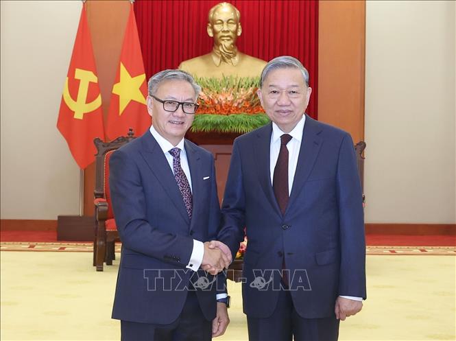 Party General Secretary To Lam and Lao Minister of Foreign Affairs Thongsavanh Phomvihane. VNA Photo: Thống Nhất