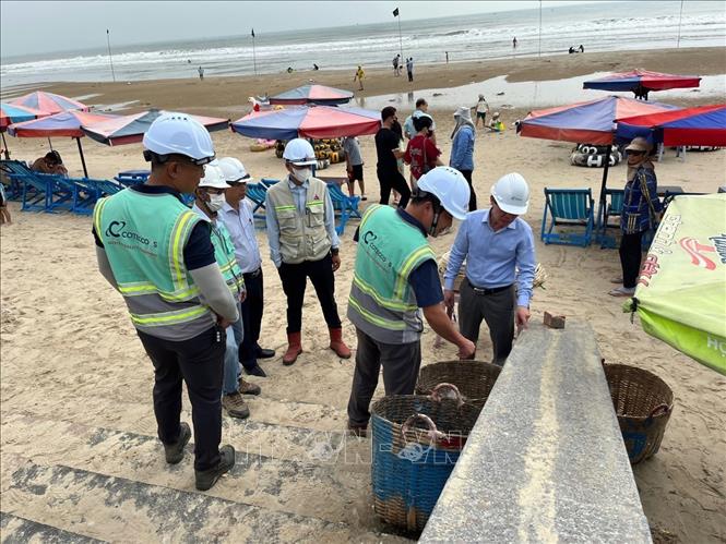 So sánh chất lượng đá công trình kè biển đã làm trước đó sát với công trình đang thi công. Ảnh: Đoàn Mạnh Dương-TTXVN