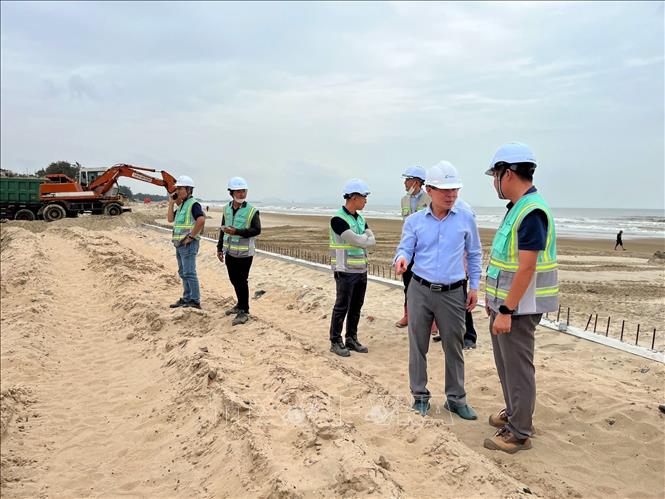 Tuyến đường kè bờ biển chưa được thi công khép kín để định hình công trường thi công phía trong. Ảnh: Đoàn Mạnh Dương-TTXVN