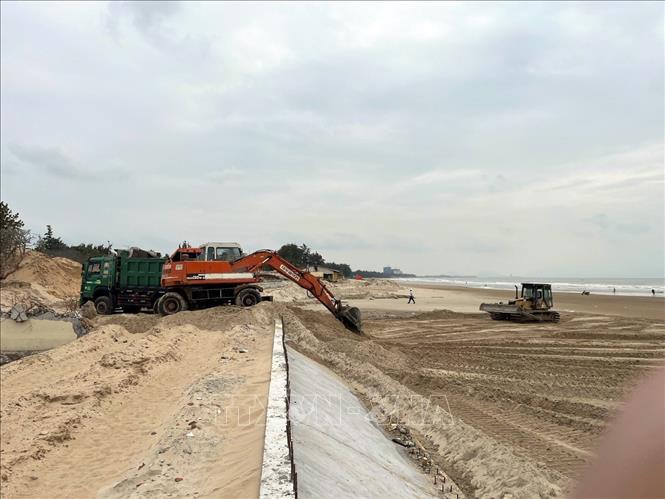 Lớp bê tông bảo vệ cốt thép kè biển không đủ độ dày đã được Phó Chủ tịch UBND thành phố Vũng Tàu Nguyễn Trọng Thụy yêu cầu làm lại. Ảnh: Đoàn Mạnh Dương-TTXVN
