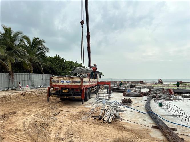 Đậu xe cẩu vật liệu ngay trên mặt nắp hầm dịch vụ mới thi công xong. Ảnh: Đoàn Mạnh Dương-TTXVN