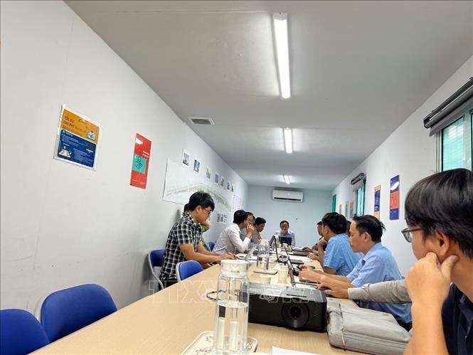 Phó Chủ tịch UBND thành phố Vũng Tàu Nguyễn Trọng Thụy làm việc với nhà thầu, tư vấn giám sát Dự án. Ảnh: Đoàn Mạnh Dương-TTXVN