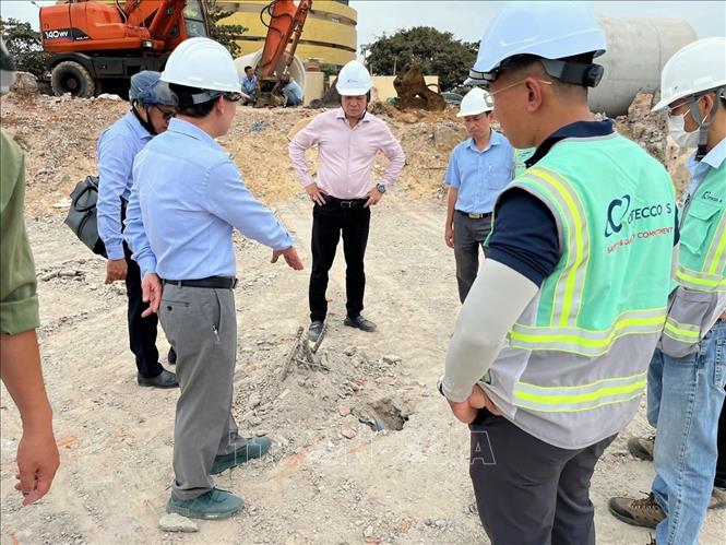 Phó Chủ tịch UBND thành phố Vũng Tàu Nguyễn Trọng Thụy kiểm tra thực tế khu vực 12 của dự án. Ảnh: Đoàn Mạnh Dương-TTXVN