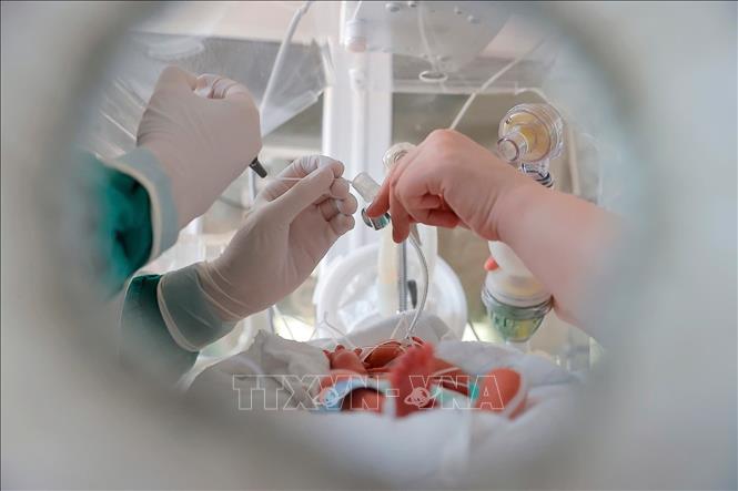 Đối với trẻ suy hô hấp đã mở nội khí quản, bác sĩ sẽ dùng kỹ thuật bơm surfactant xâm lấn và cho trẻ thở máy. Ảnh: Minh Quyết - TTXVN