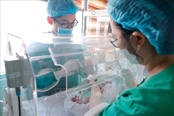 Đối với trẻ suy hô hấp đã mở nội khí quản, bác sĩ sẽ dùng kỹ thuật bơm surfactant xâm lấn và cho trẻ thở máy. Ảnh: Minh Quyết - TTXVN
