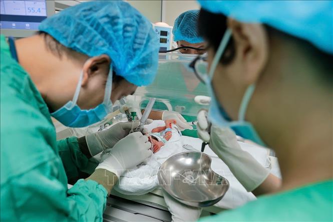 Kỹ thuật bơm surfactant rất tốt cho trẻ sinh non bị suy hô hấp màng trong. Ảnh: Minh Quyết - TTXVN