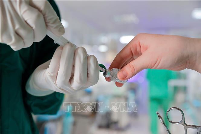 Kỹ thuật bơm sử dụng chất surfactant ngoại sinh được tổng hợp để đưa vào phổi cho trẻ. Ảnh: Minh Quyết - TTXVN