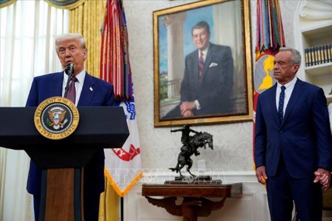 Tổng thống Mỹ Donald Trump (trái) phát biểu trong lễ nhậm chức Bộ trưởng Y tế của ông Robert F. Kennedy Jr. (phải) tại Nhà Trắng ngày 13/2/2025. Ảnh: REUTERS/TTXVN