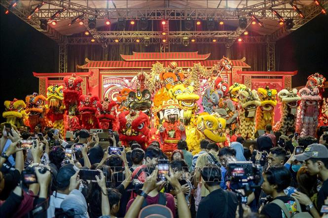 Lễ hội đèn lồng diễn ra vào ngày Rằm tháng Giêng (tết Nguyên tiêu) tại một số quốc gia. Tết Nguyên tiêu là ngày hội mừng lần trăng tròn đầu tiên của năm mới theo Âm lịch, có ý nghĩa quan trọng đối với người dân nhiều nước trên thế giới. Trong ảnh: Biểu diễn nghệ thuật dịp tết Nguyên tiêu tại Yogyakarta, Indonesia, ngày 12/2/2025. Ảnh: THX/TTXVN